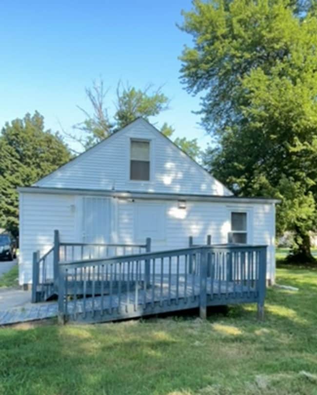 Building Photo - Bungalow in the Pleasure Ridge Park Neighb...