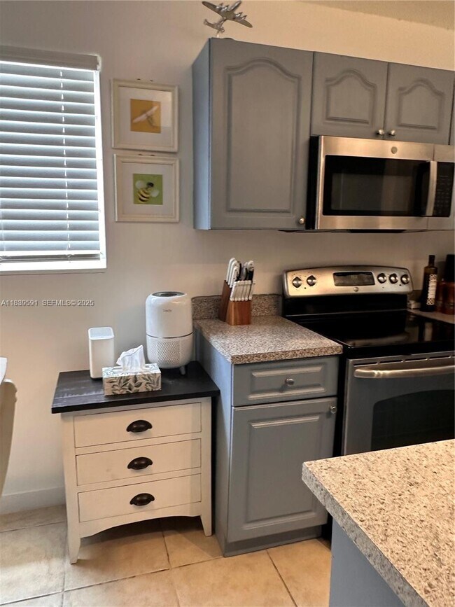 Building Photo - 1100 NE 1st Ct