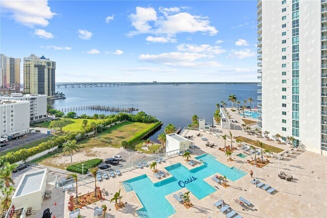 Building Photo - 3000 Oasis Grand Blvd