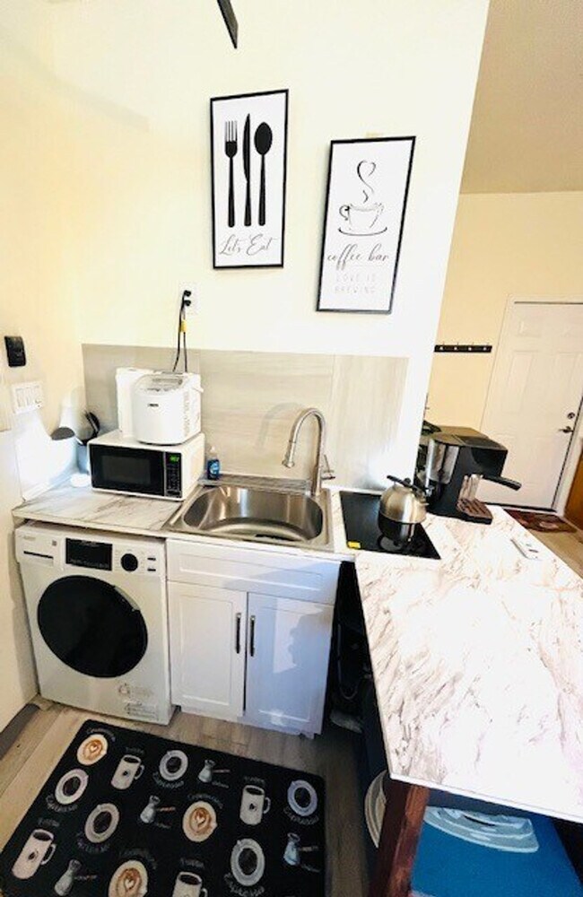 Building Photo - 507 NE 34th St