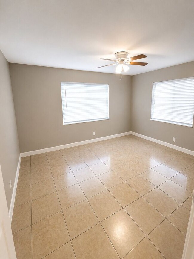 Building Photo - Palms on 31st Unit 106