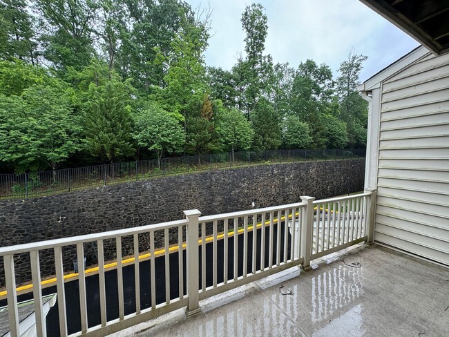 Building Photo - Fantastic 3 Bed 2.5 Bath Brick Townhome In...