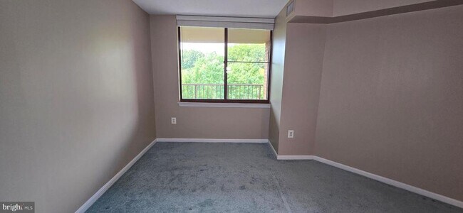 Building Photo - 10101 Grosvenor Pl