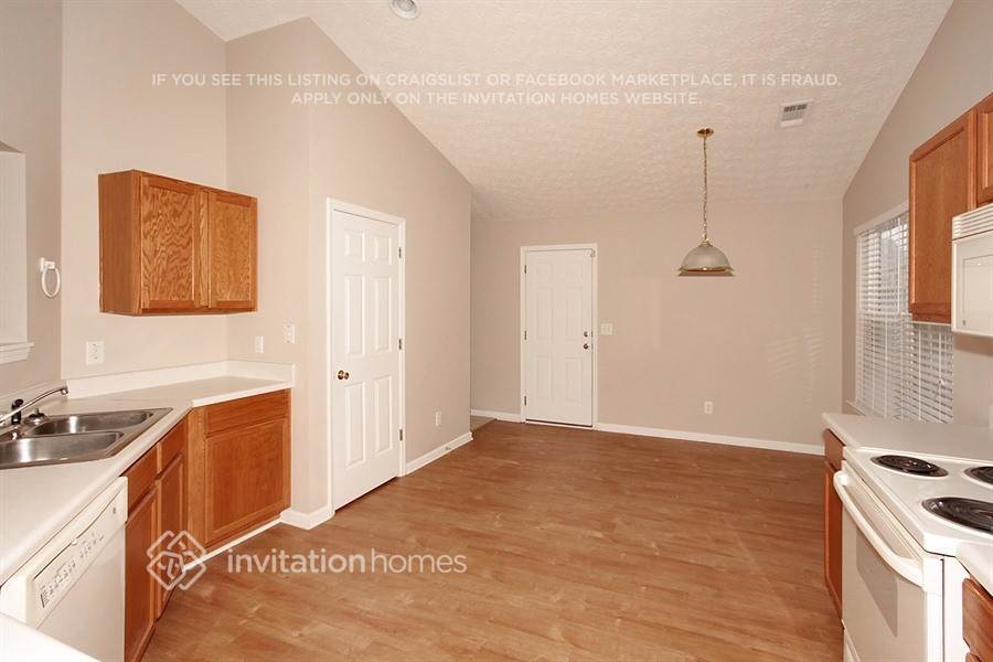 Building Photo - 302 Meadows Ln