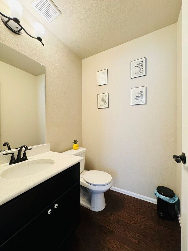 Building Photo - Spacious 3 bed/ 2.5 bath House In Severance