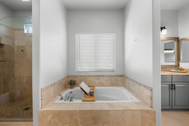 Building Photo - Luxury Living in Kahana Ridge