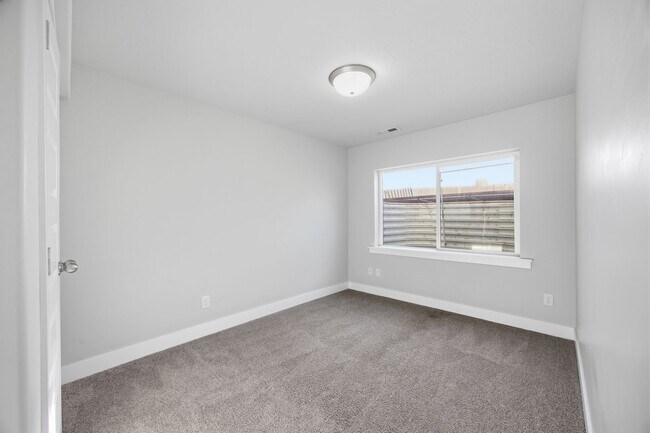 Building Photo - Stunning townhome on Sleepy Ridge