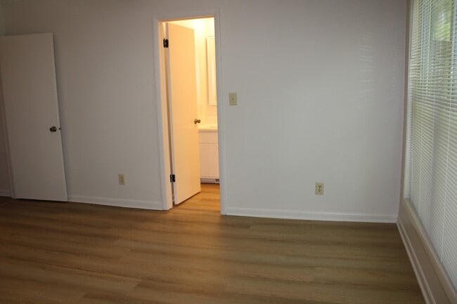 Building Photo - 113 Lake Dr