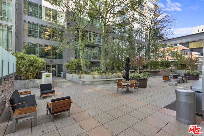 Building Photo - 1100 S Hope St