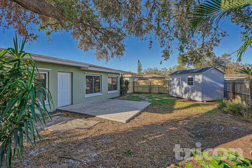 Building Photo - 2020 Magnolia Dr