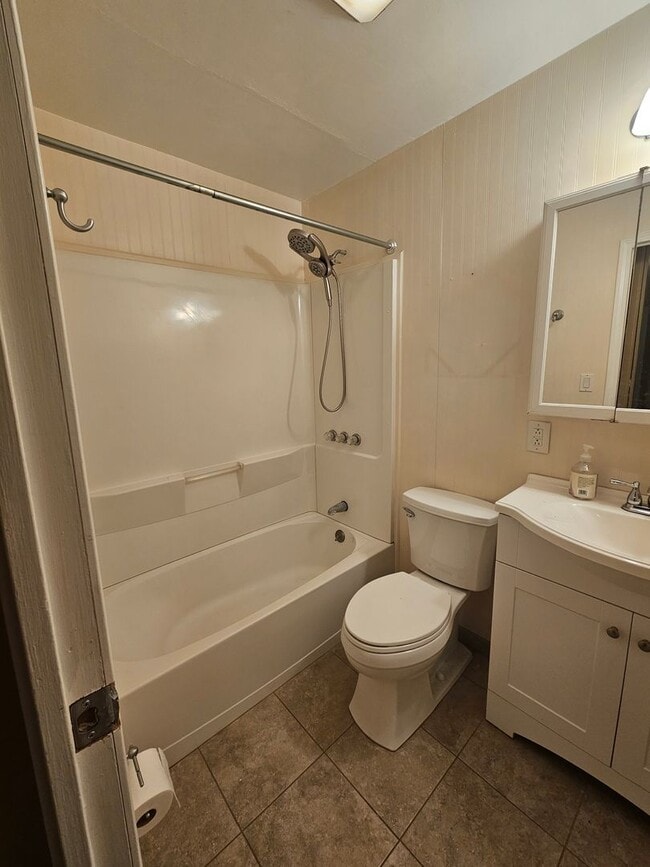 Building Photo - 3 Bedroom House Available July 15, 2026