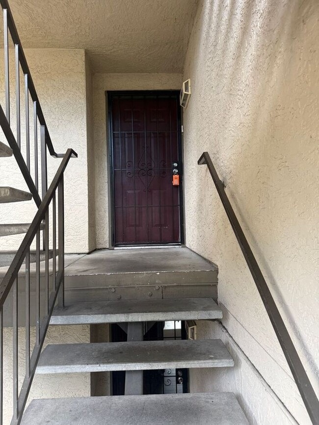 Building Photo - Nice 2 Bedroom 2 Bath Condo