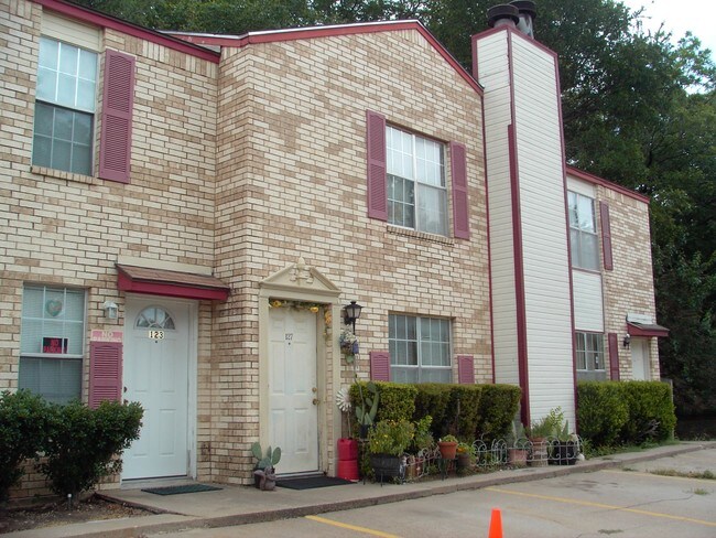 Building Photo - Country Bend
