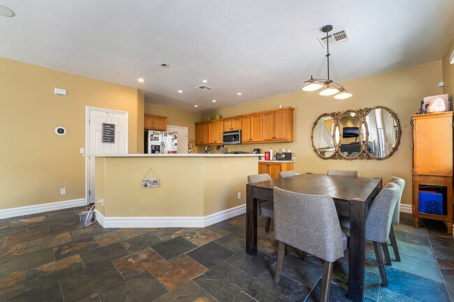 Building Photo - Charming 3 Bedroom Home in the Heart of So...