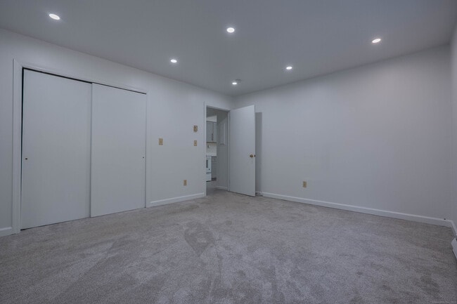 Building Photo - 16 Oenoke Pl