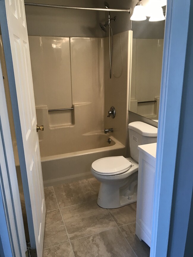 2nd bathroom - 5219 Le Parc Dr