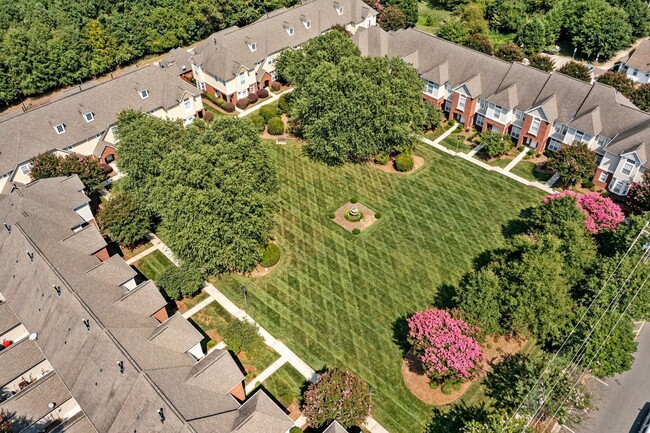 Building Photo - Davidson Townhouse