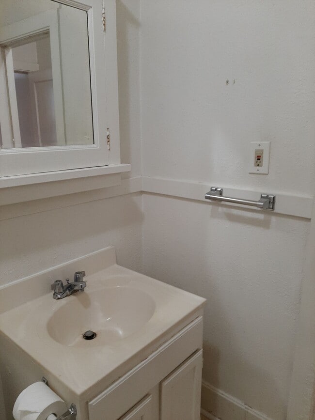 Building Photo - College Housing - 4 bedrooms