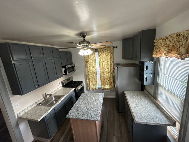 Primary Photo - 714 W 13th St