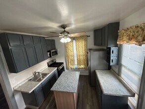 Building Photo - 723 W 13th St