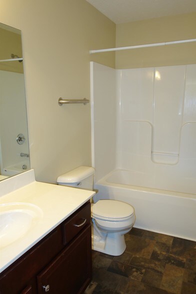 shower/tub combo - 104 Read Tavern Rd