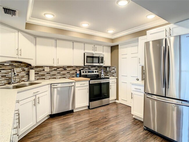 Building Photo - 7400 Sun Island Dr S