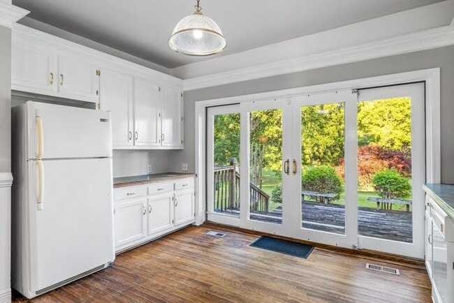 Building Photo - Large Brick Two Story Home, Hardwoods, Sep...