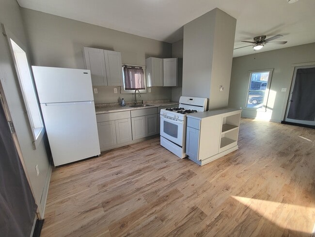 Building Photo - 533 Deleon St