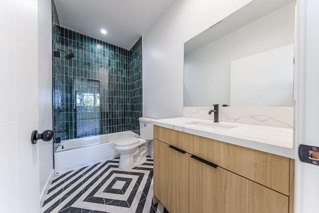 Building Photo - 2847 S Victoria Ave