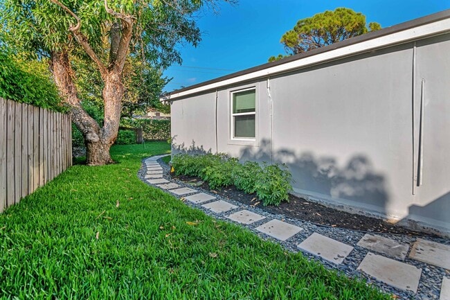 Building Photo - 959 SW 18th St