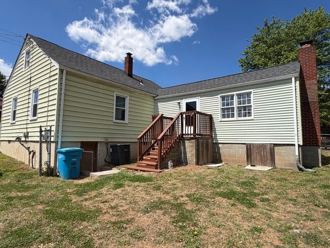 Building Photo - 2205 Plantation Rd NE