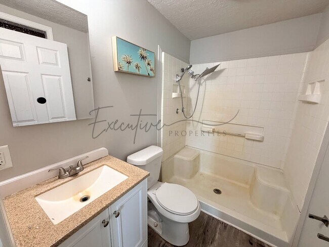 Building Photo - Freshly Updated 2BR Home with Large Yard