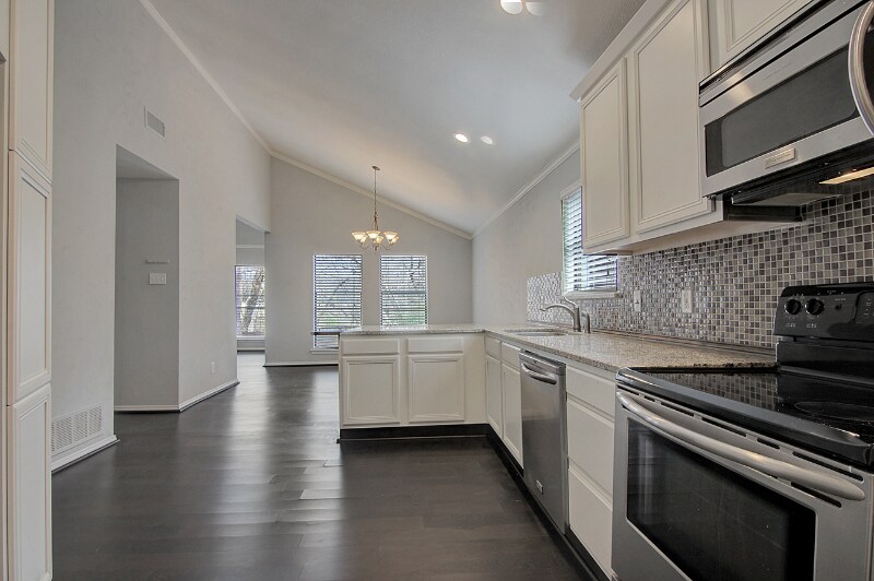 Building Photo - 3333 Creekbend Dr