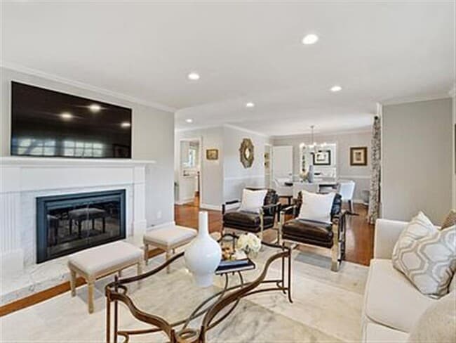 Building Photo - Remodeled interiors 3 Bed 2 Bath in Hillsb...