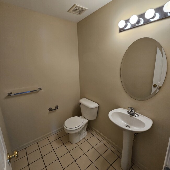 Building Photo - "2 Bedroom Townhome, 2.5 Bathroom, 2 Car G...