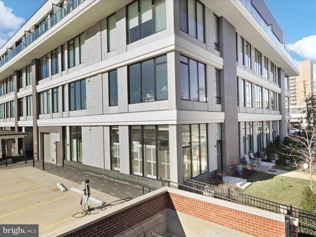 Building Photo - 801 N Fairfax St