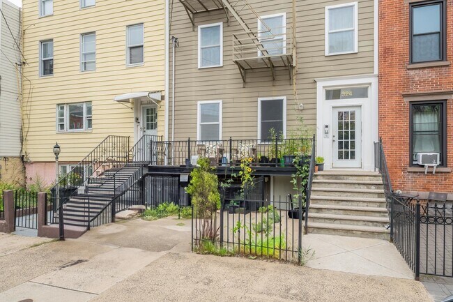 Building Photo - 324 4th St
