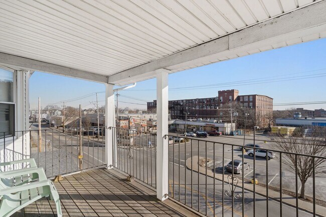 Building Photo - 508 Lonsdale Ave