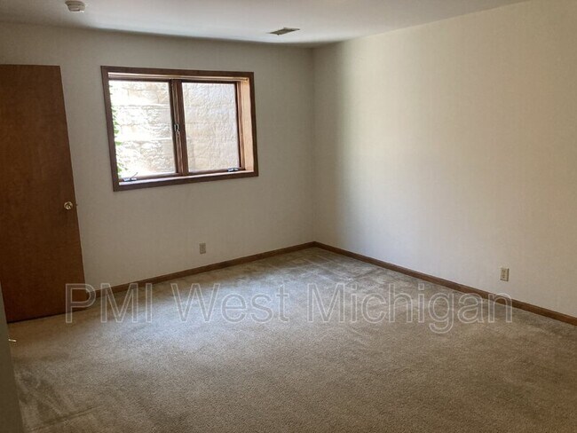 Building Photo - 2703 Woodmeadow Dr SE