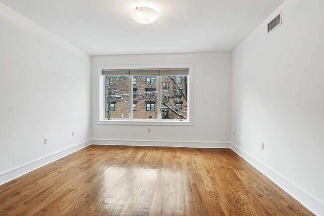 Building Photo - 635 6th St