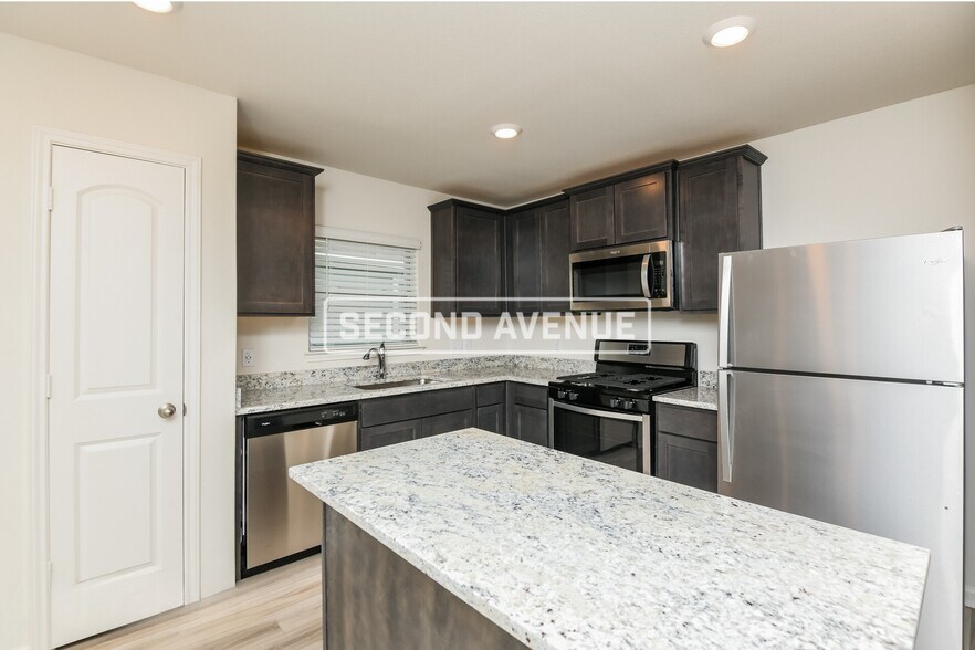 Building Photo - 1325 Woodwinds Dr