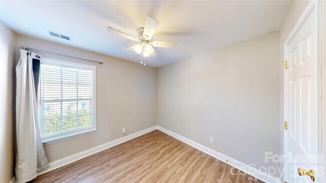 Building Photo - 447 Fawnbrook Ln