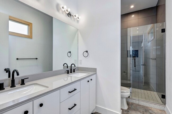 Building Photo - 907 Kern St