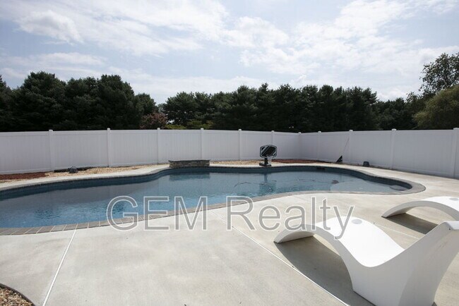 Building Photo - 15617 Mockingbird Ln