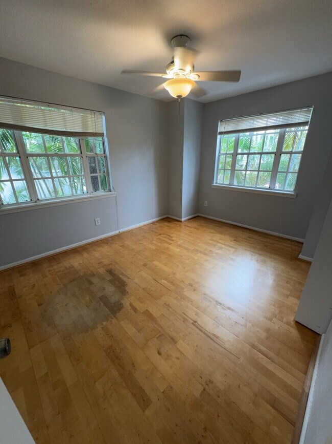 Building Photo - "Charming 2-Bedroom Haven in Heart of Tampa with Modern Comforts – 897 Sq Ft of Cozy Living!"