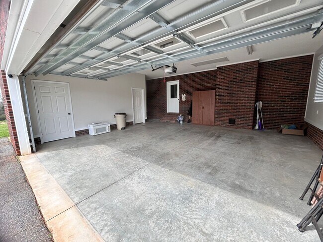 Building Photo - Peaceful Country Living