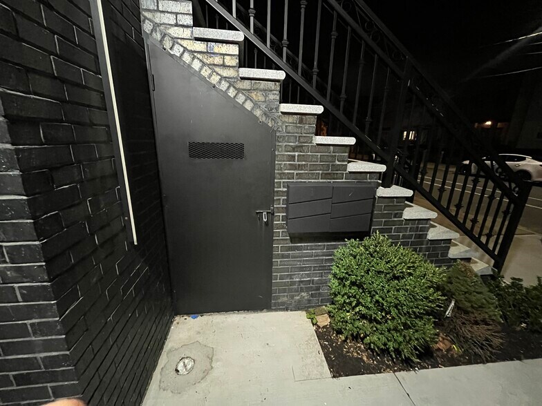 Building Photo - 230 Griffith St