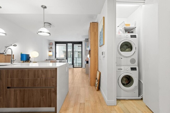 Building Photo - 160 1st St