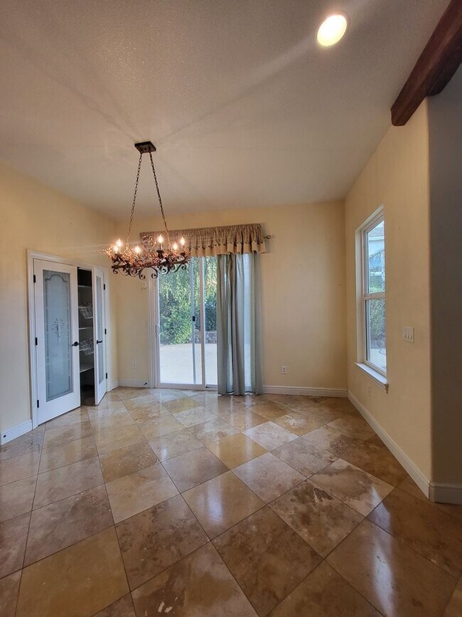 Building Photo - Absolutely Gorgeous 4BD / 3BA Home with Pool in Quiet Neighborhood