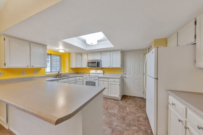 Building Photo - Beautiful Pet Friendly 4 Bed, 3 Bath Farmi...